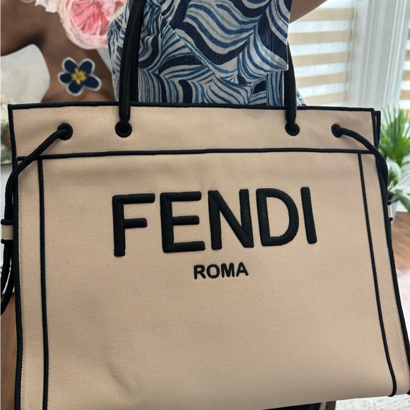 Fendi Large Roma Lea Tote Bag. - Picture 11 of 11
